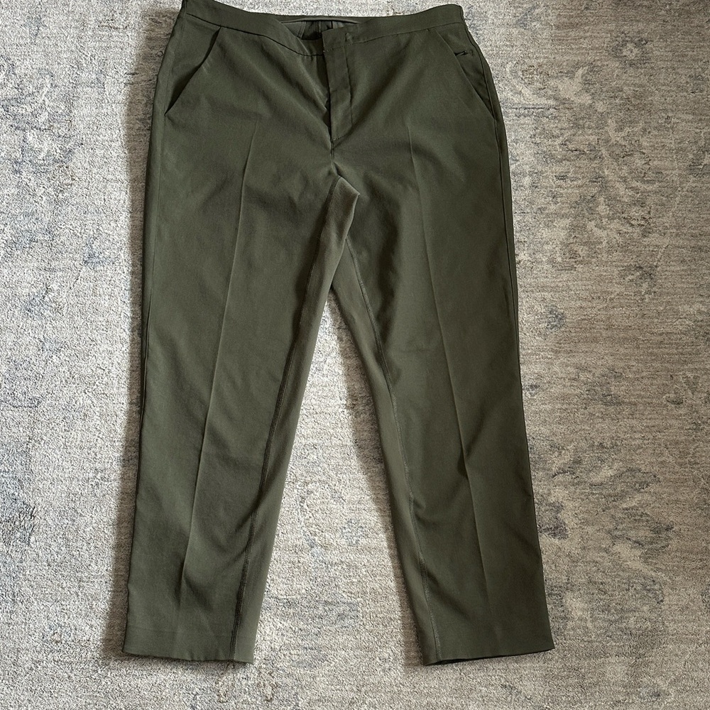 Lululemon women’s pants
Size 10
Color:olive green